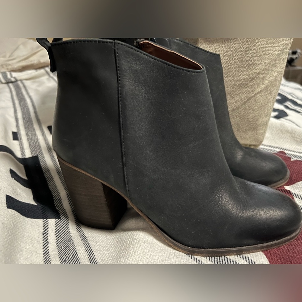Women’s booties size 7m black